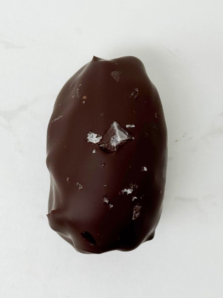 White chocolate coated date filled with creamy madagascan vanilla, crunchy roasted almond and just the right amount of orange! A limited edition for Valentines day