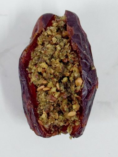 White chocolate coated date filled with creamy madagascan vanilla, crunchy roasted almond and just the right amount of orange! A limited edition for Valentines day