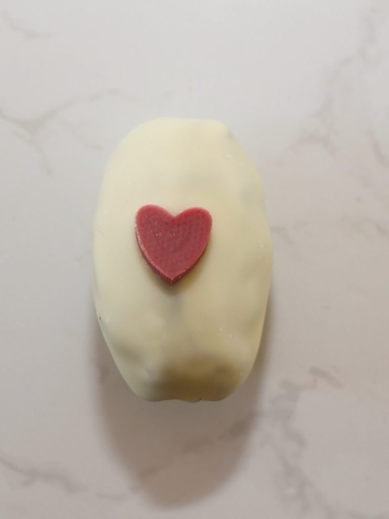 White chocolate coated date filled with creamy madagascan vanilla, crunchy roasted almond and just the right amount of orange! A limited edition for Valentines day