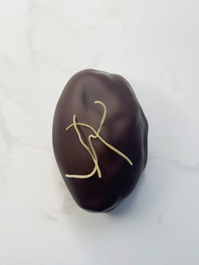 White chocolate coated date filled with creamy madagascan vanilla, crunchy roasted almond and just the right amount of orange! A limited edition for Valentines day