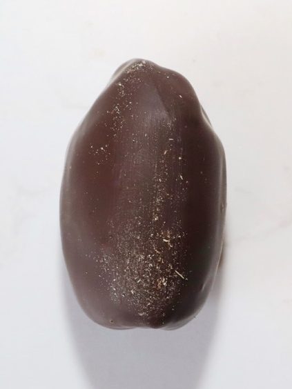 White chocolate coated date filled with creamy madagascan vanilla, crunchy roasted almond and just the right amount of orange! A limited edition for Valentines day