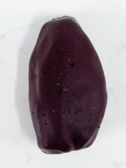 White chocolate coated date filled with creamy madagascan vanilla, crunchy roasted almond and just the right amount of orange! A limited edition for Valentines day